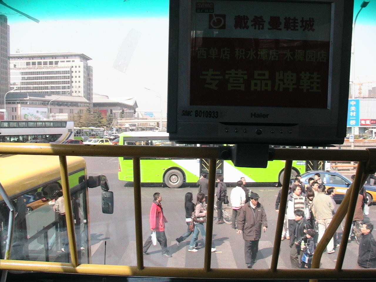 北京 懐かしの連接バス 今の街を走るバス: 北京で勇気十足